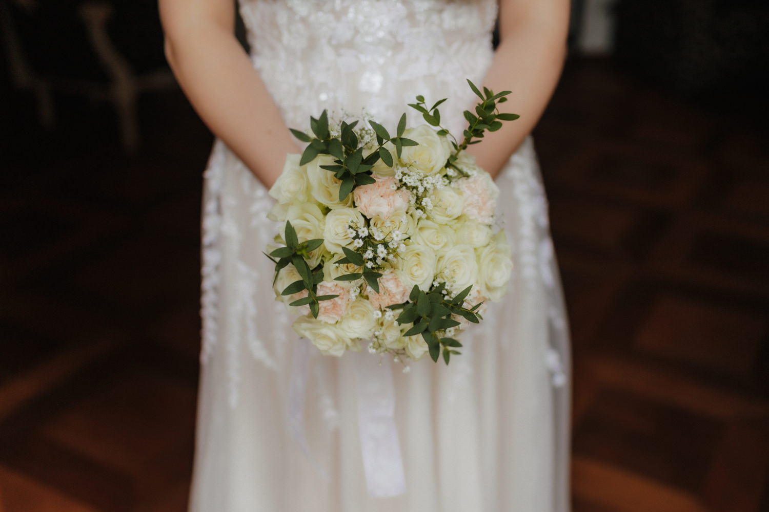 Brautstrauß mit weißen Rosen – Hochzeitsdetails Schloss Gehrden NRW