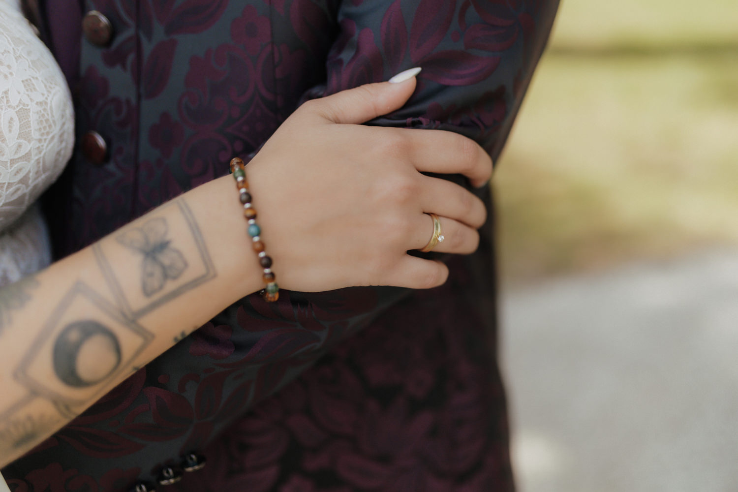 Detailaufnahme Brauthand mit Ring am Anzug – Hochzeitsfotografie Kassel