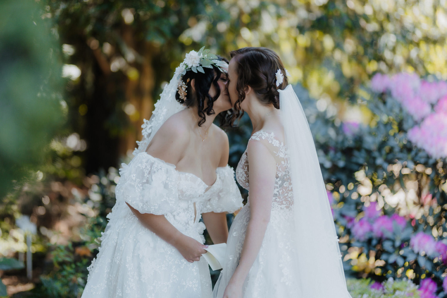 Romantischer Kuss zweier Bräute im Grünen, Hochzeitsreportage Bonn