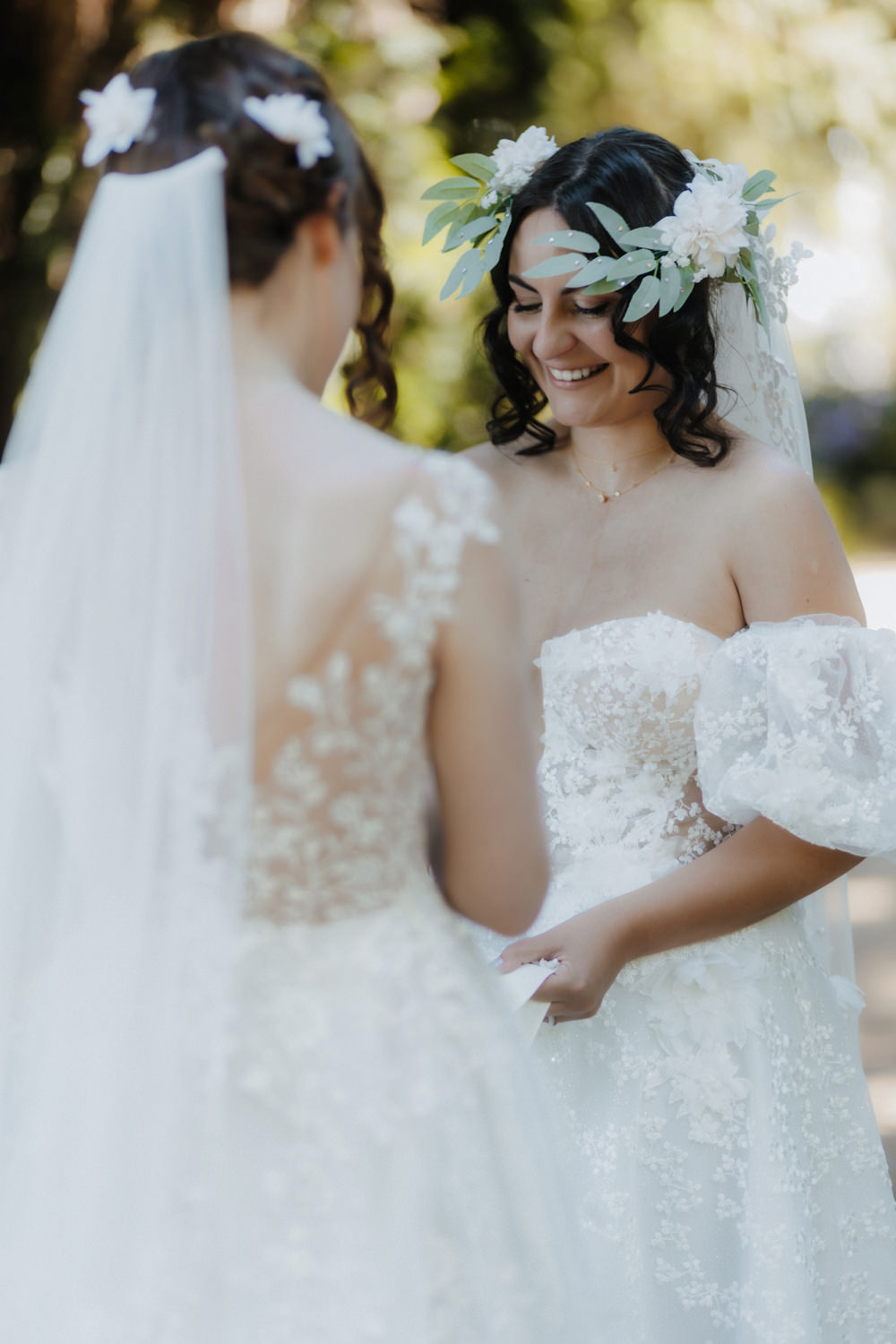 Glückliche Braut lächelt bei Gelübde, natürliche Hochzeitsfotografie