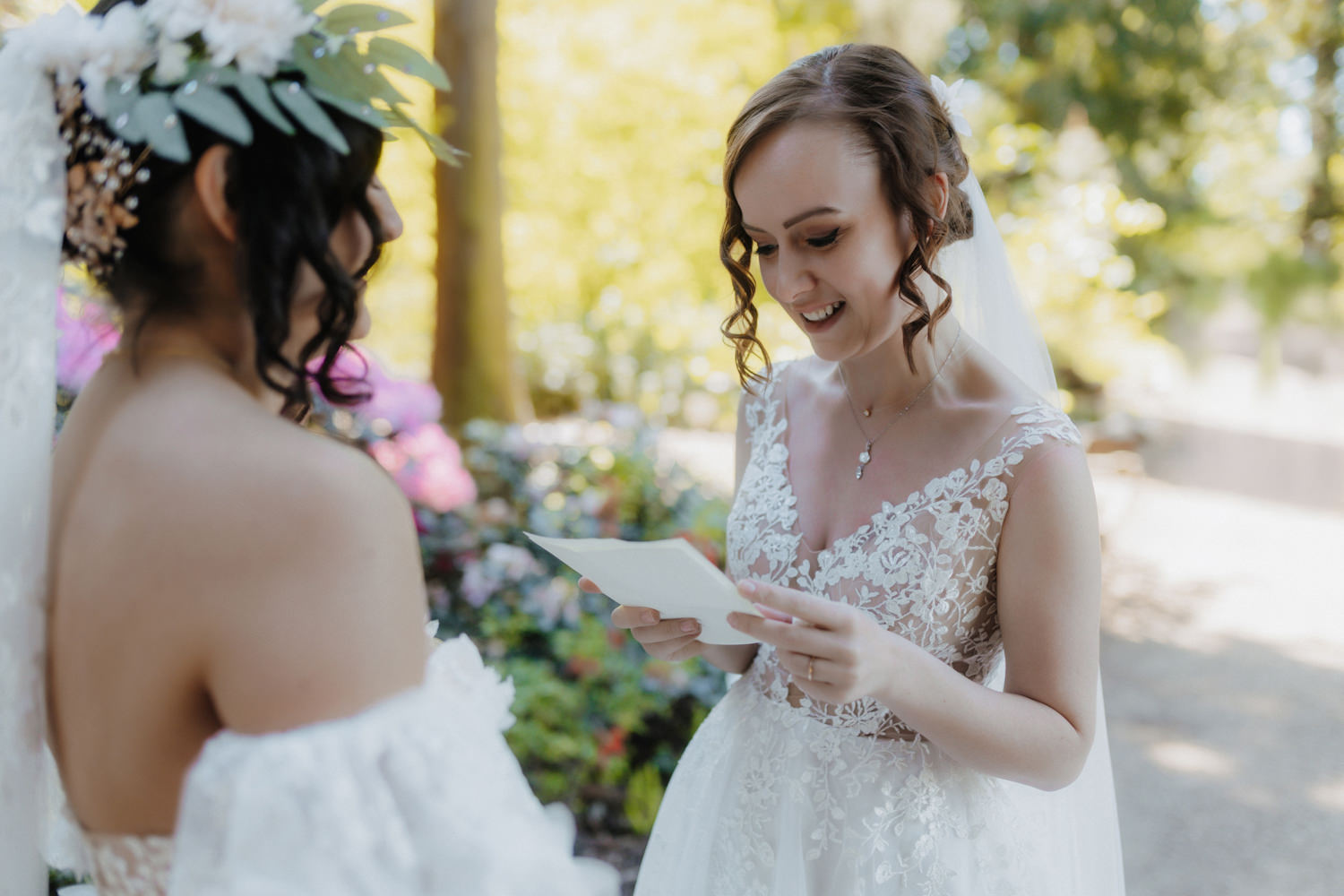 Emotionale Traurede, Braut liest Brief und wirkt berührt