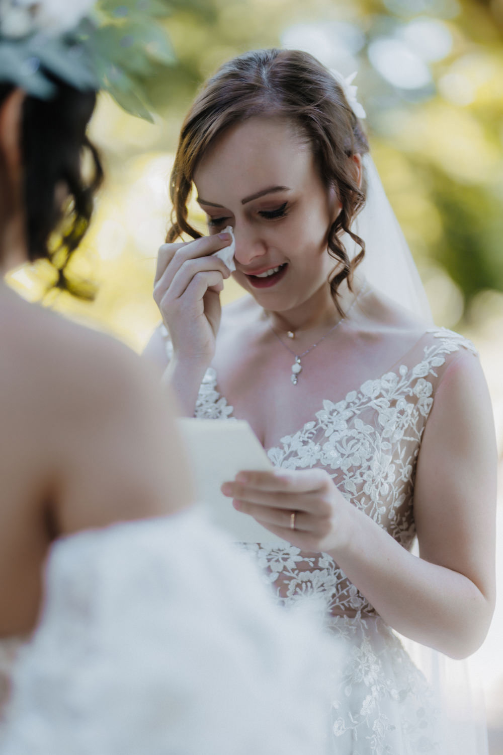 Tränen der Freude bei gleichgeschlechtlicher Hochzeit im Garten