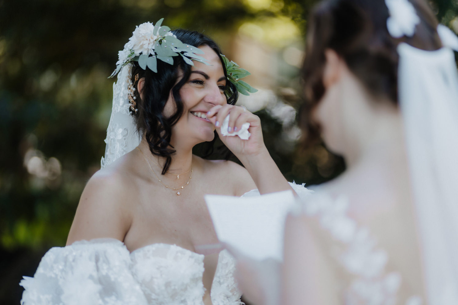 Authentische Hochzeitsmomente zweier Bräute im Botanischen Garten Bonn