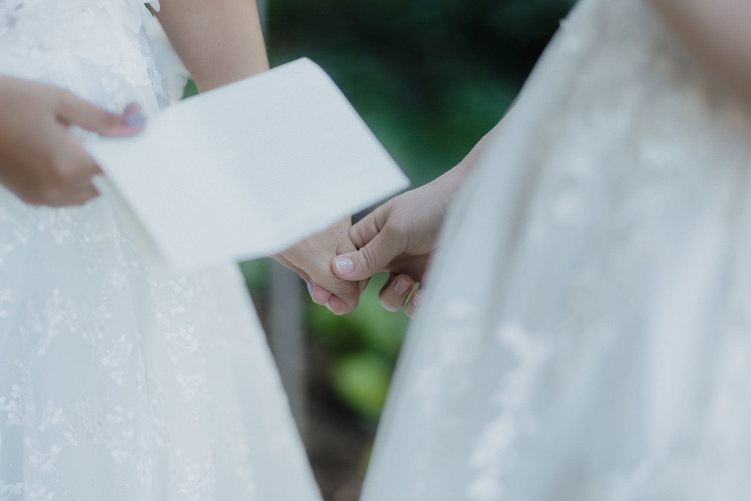 Hände haltendes Brautpaar bei Trauung im Botanischen Garten Bonn