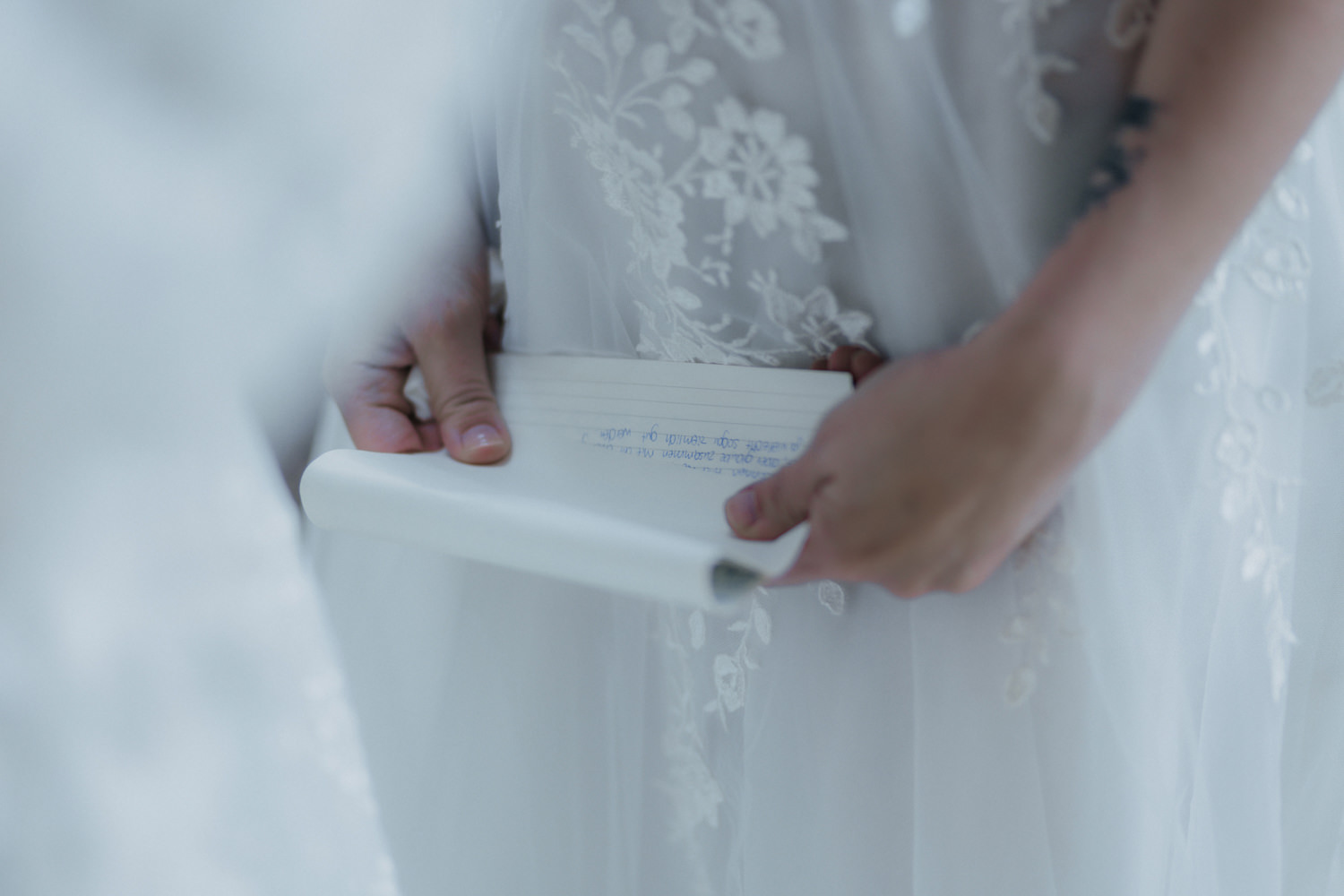 Detailaufnahme Hochzeitsgelübde in der Hand, freie Trauung Bonn