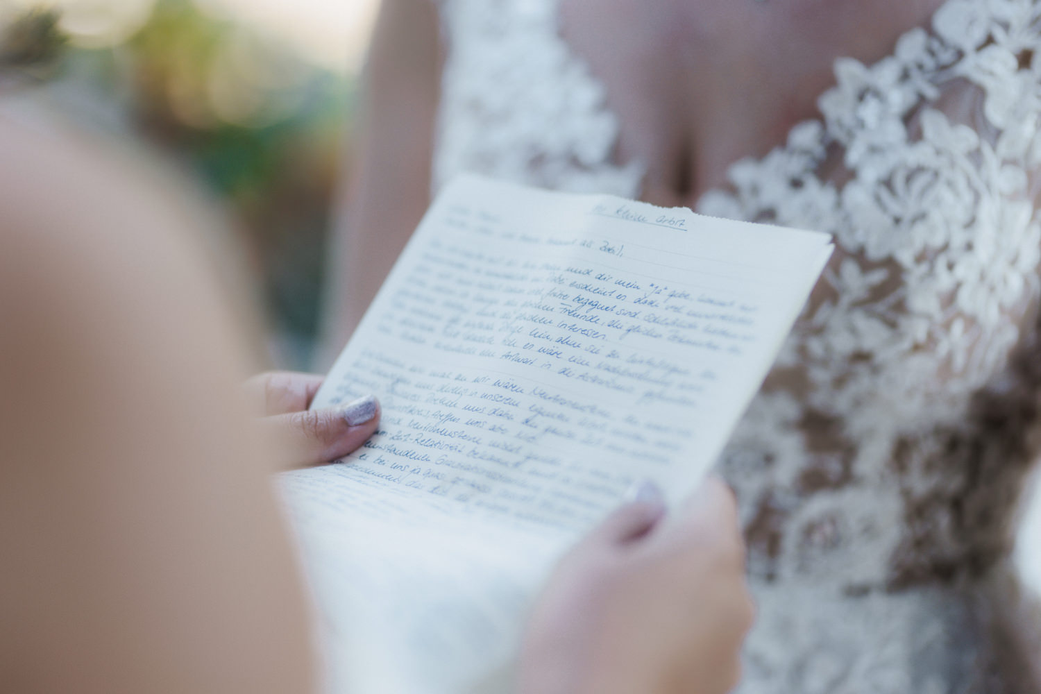 Nahaufnahme Liebesbrief bei Hochzeit, gleichgeschlechtliche Trauung