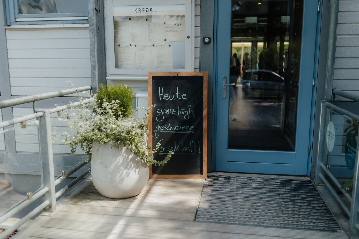 Eingang Restaurant Kredo Göttingen Hochzeit Location außen