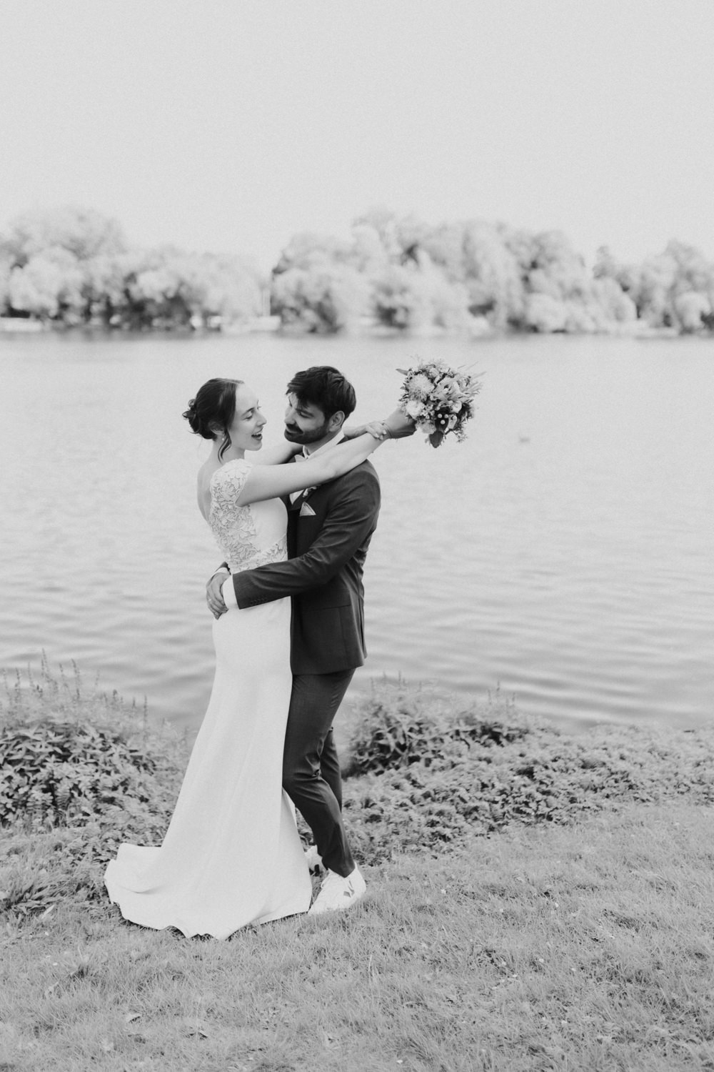 Schwarzweiß Brautpaar am Kiessee Göttingen romantische Hochzeit