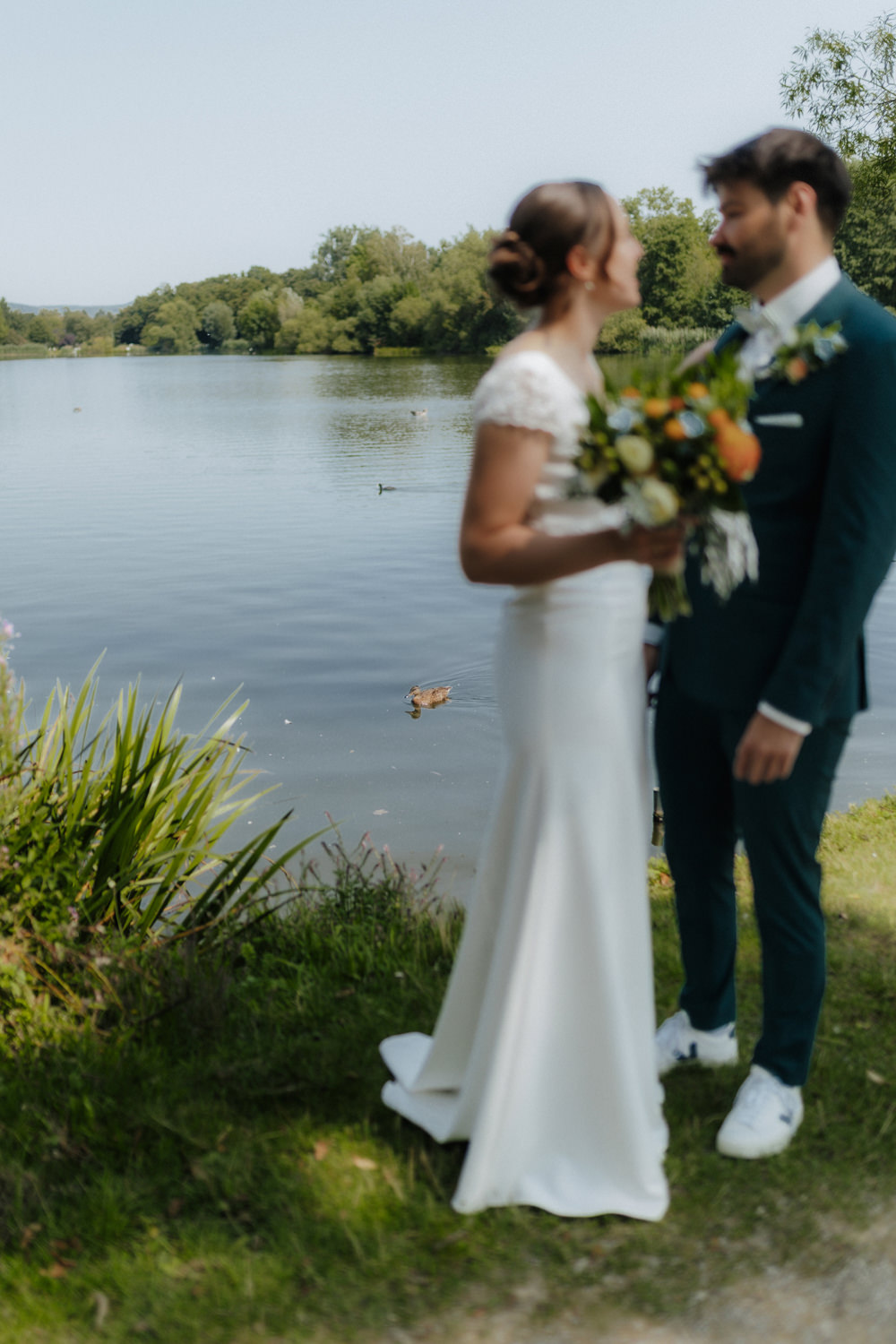 Unscharfes Brautpaar am See Göttingen kreative Hochzeitsfotografie