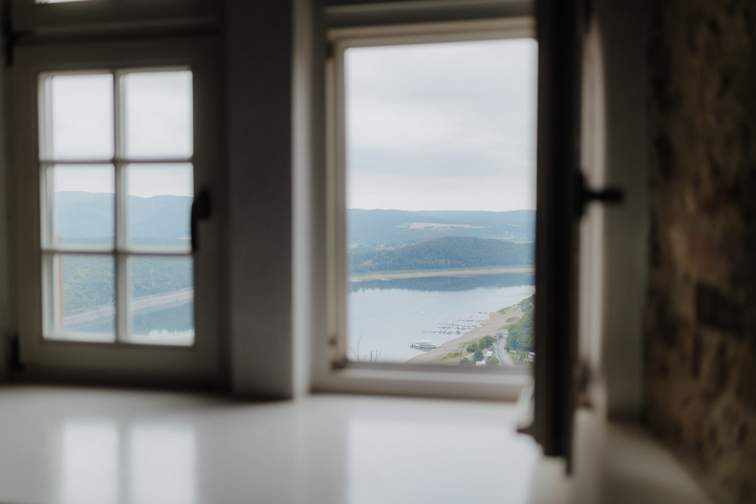 Ausblick Edersee durch Fenster Schloss Waldeck Hochzeit