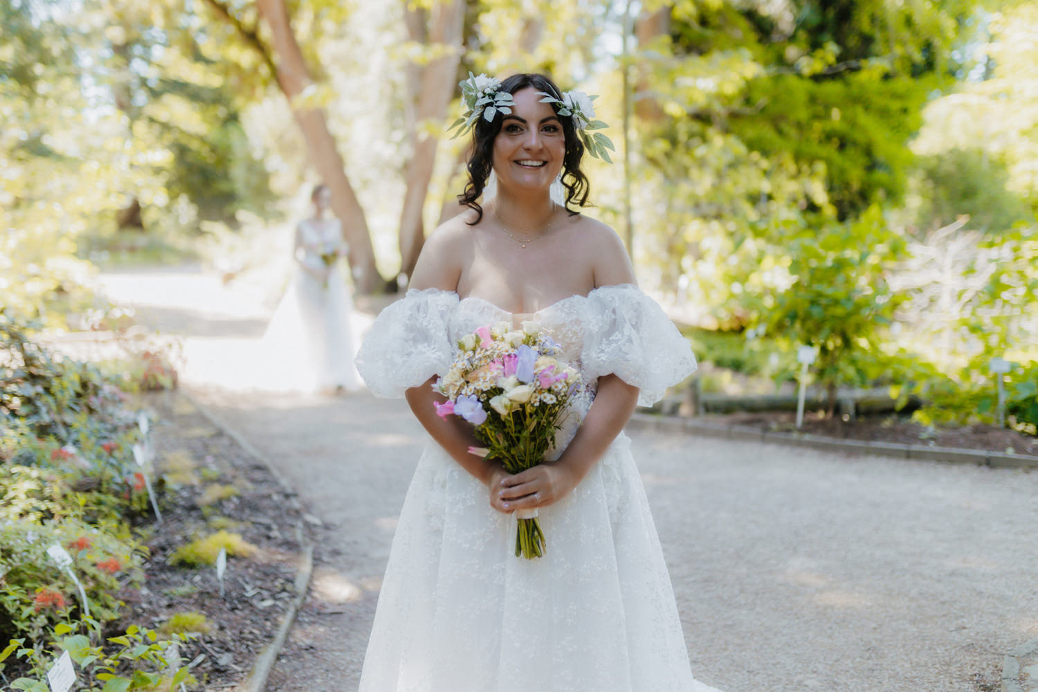 Braut mit Blumenstrauß im Botanischen Garten Bonn, natürliche Hochzeitsfotos