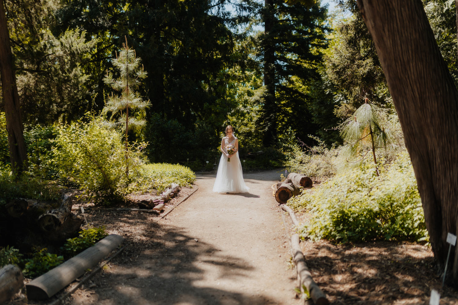 Braut allein auf Waldweg, romantische Hochzeitsfotografie Bonn