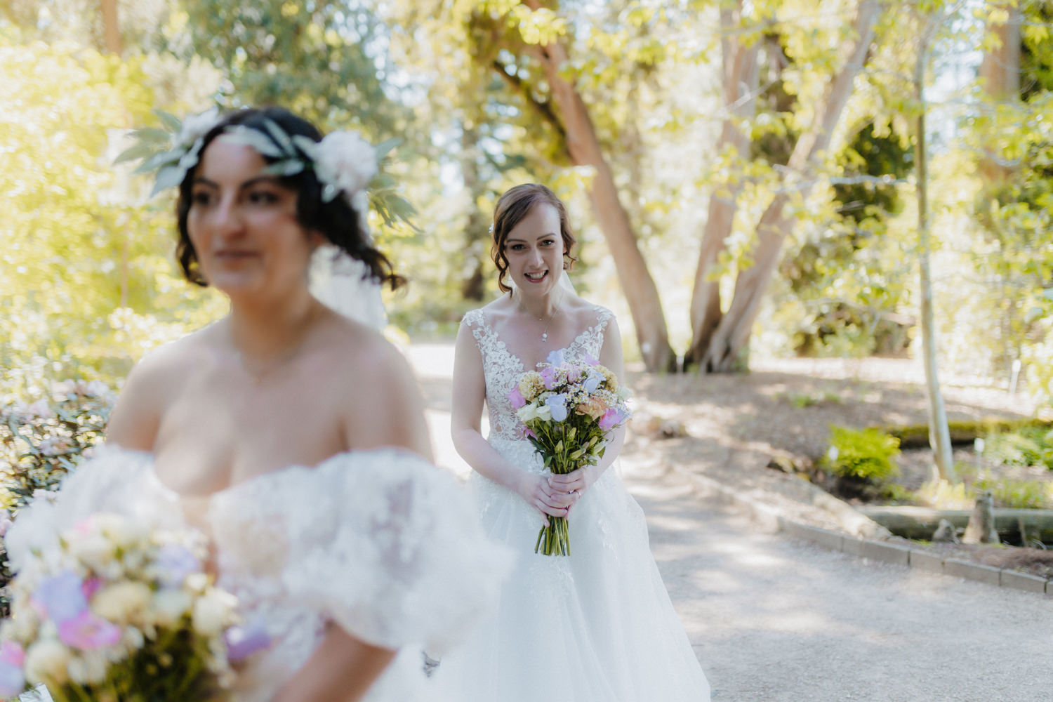 Emotionaler First Look zweier Bräute im Botanischen Garten Bonn