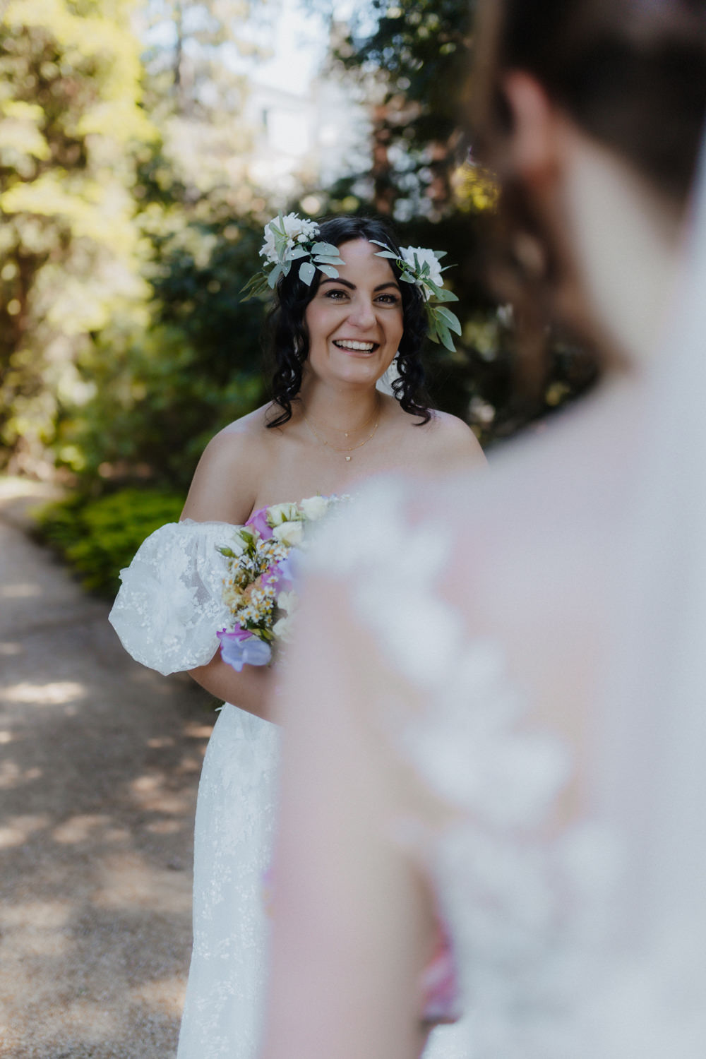 First Look zweier Bräute im Botanischen Garten Bonn, natürliche Hochzeitsfotos