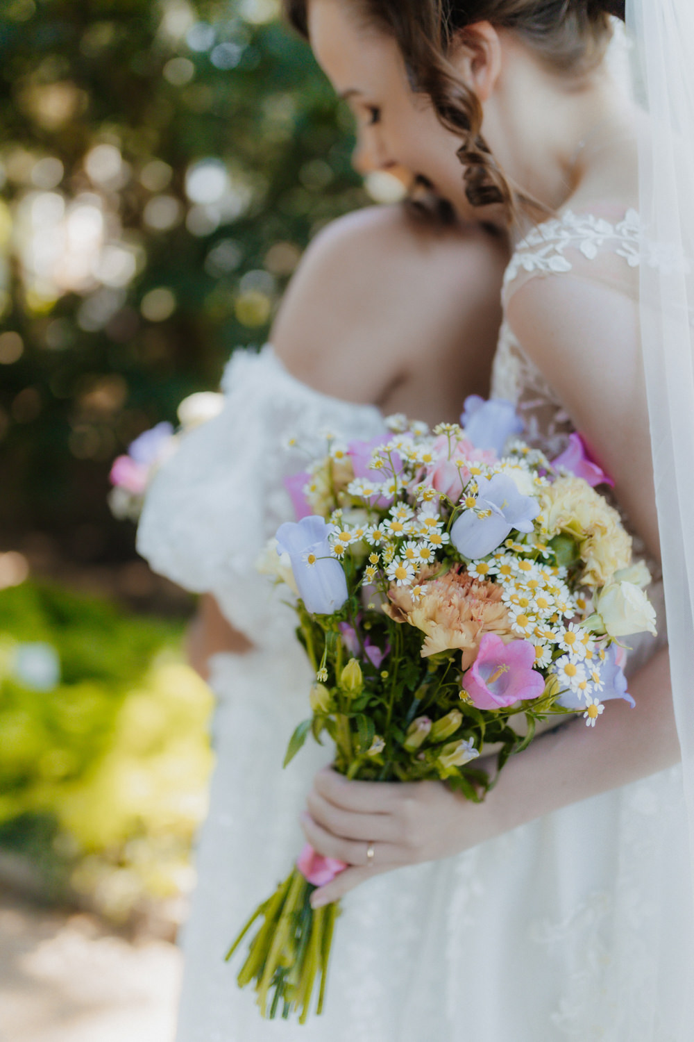 Lesbische Hochzeit im Park, Brautpaar genießt intimen Moment