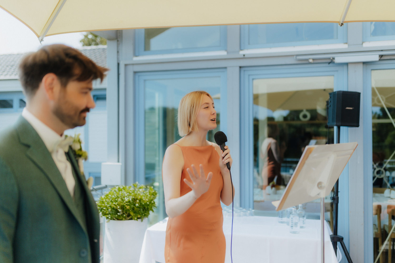 Rede bei Hochzeit im Restaurant Kredo Göttingen Feier draußen