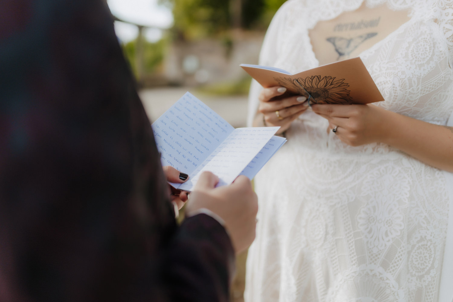 Brautpaar liest Eheversprechen – emotionale freie Trauung Kassel