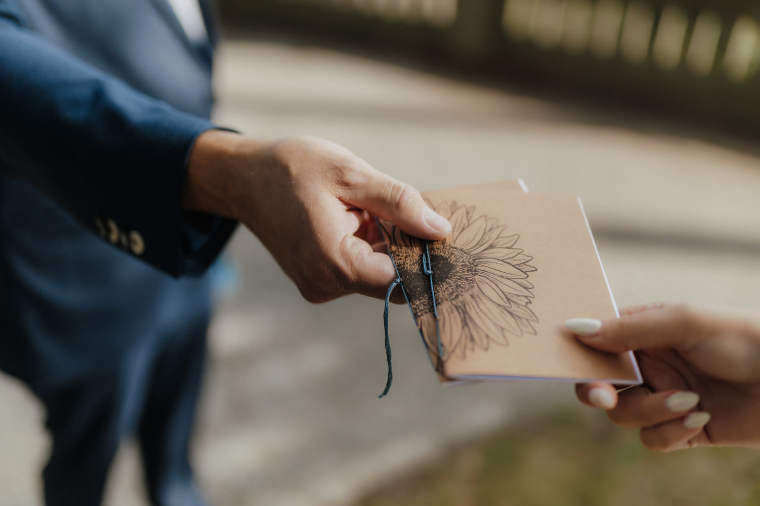 Übergabe Eheversprechen Heft – persönliche Hochzeitszeremonie Detail