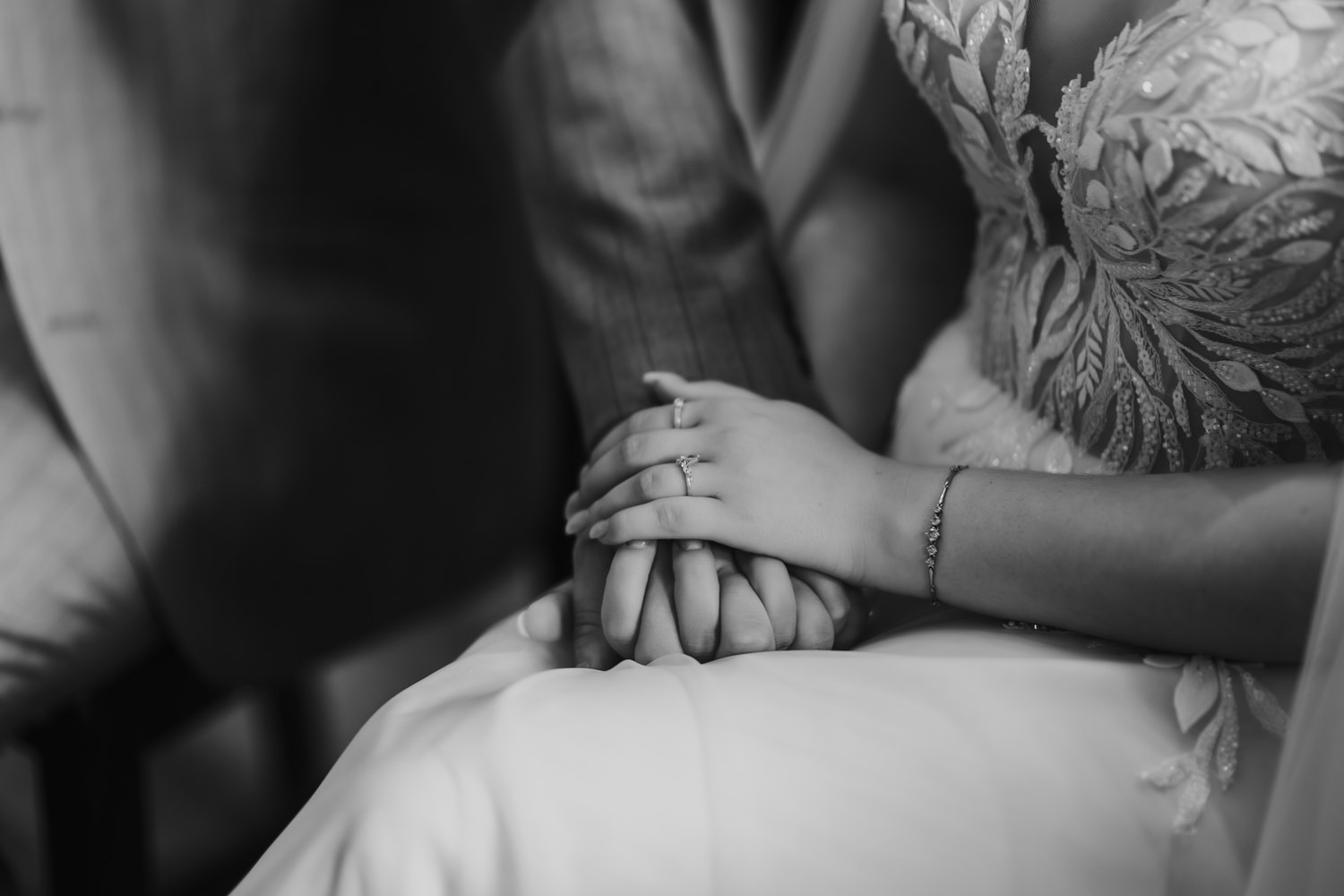 Detailaufnahme Hände Brautpaar mit Eheringen emotionale Hochzeit