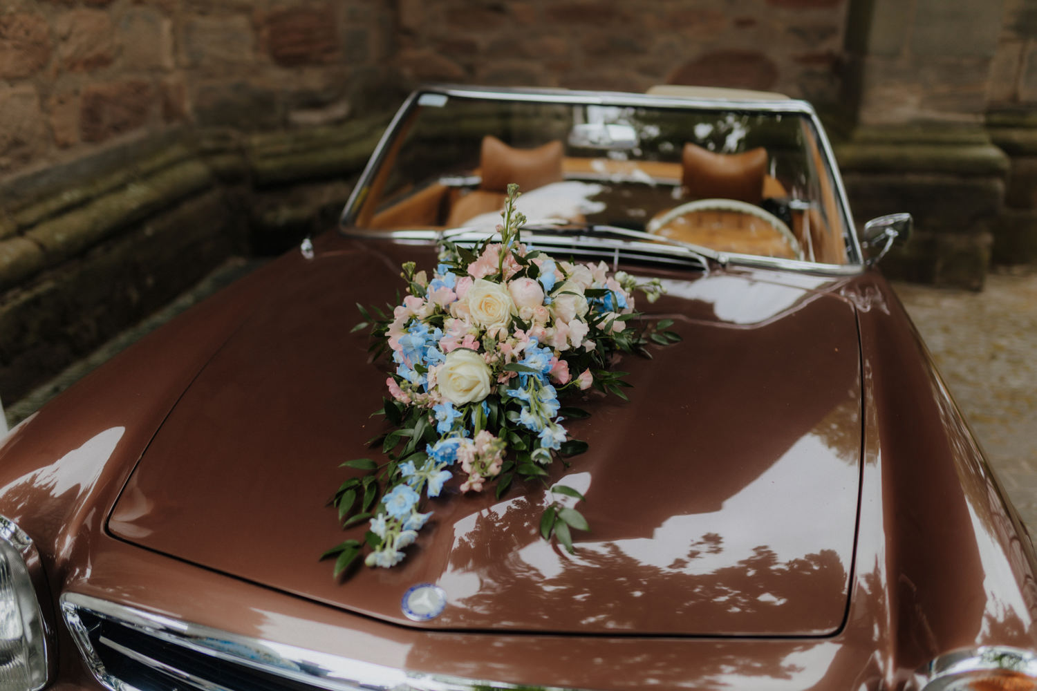 Oldtimer Hochzeitsauto mit Blumenschmuck Schloss Bad Arolsen Detail