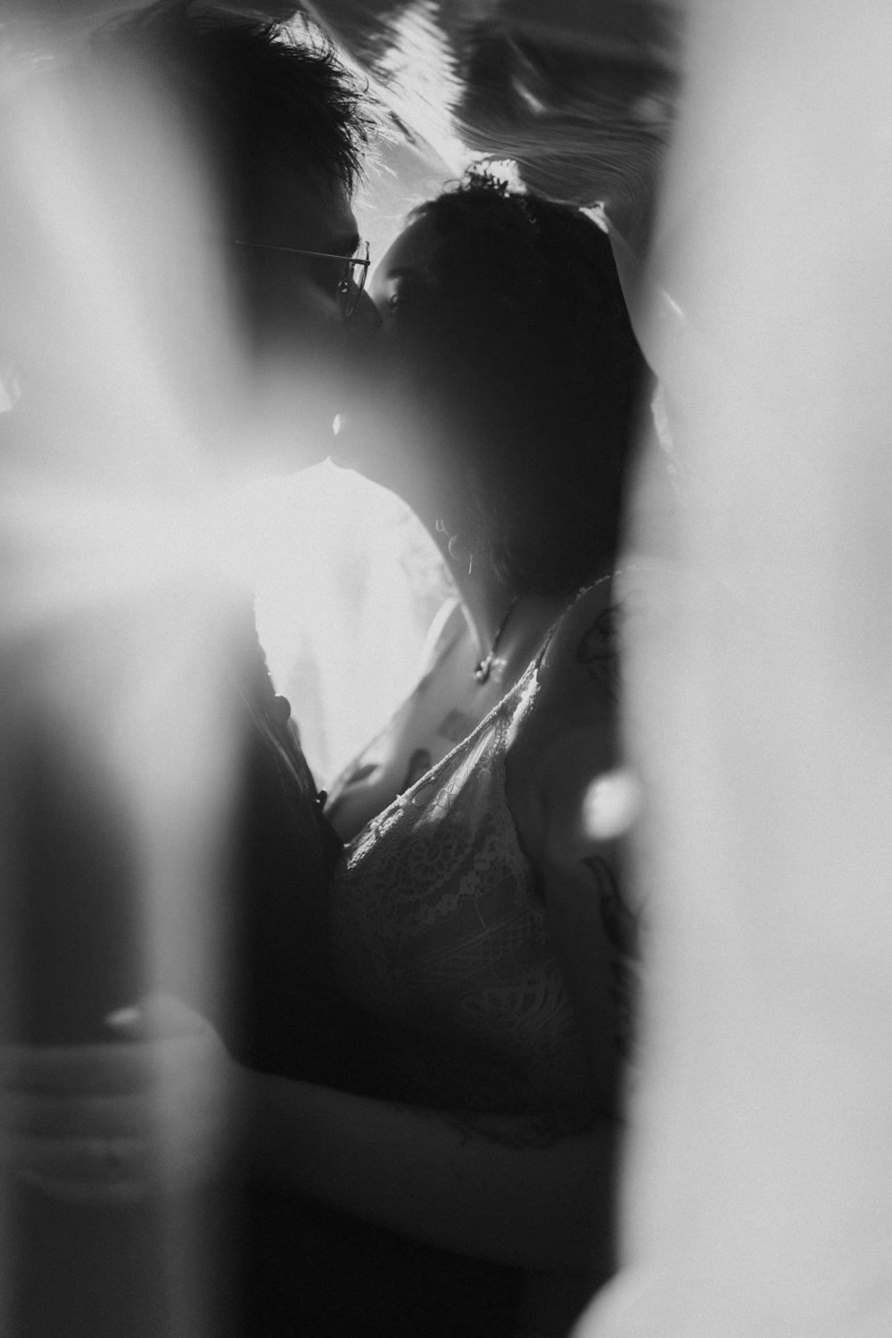 Künstlerischer Kuss im Gegenlicht – kreative Hochzeitsfotografie Kassel