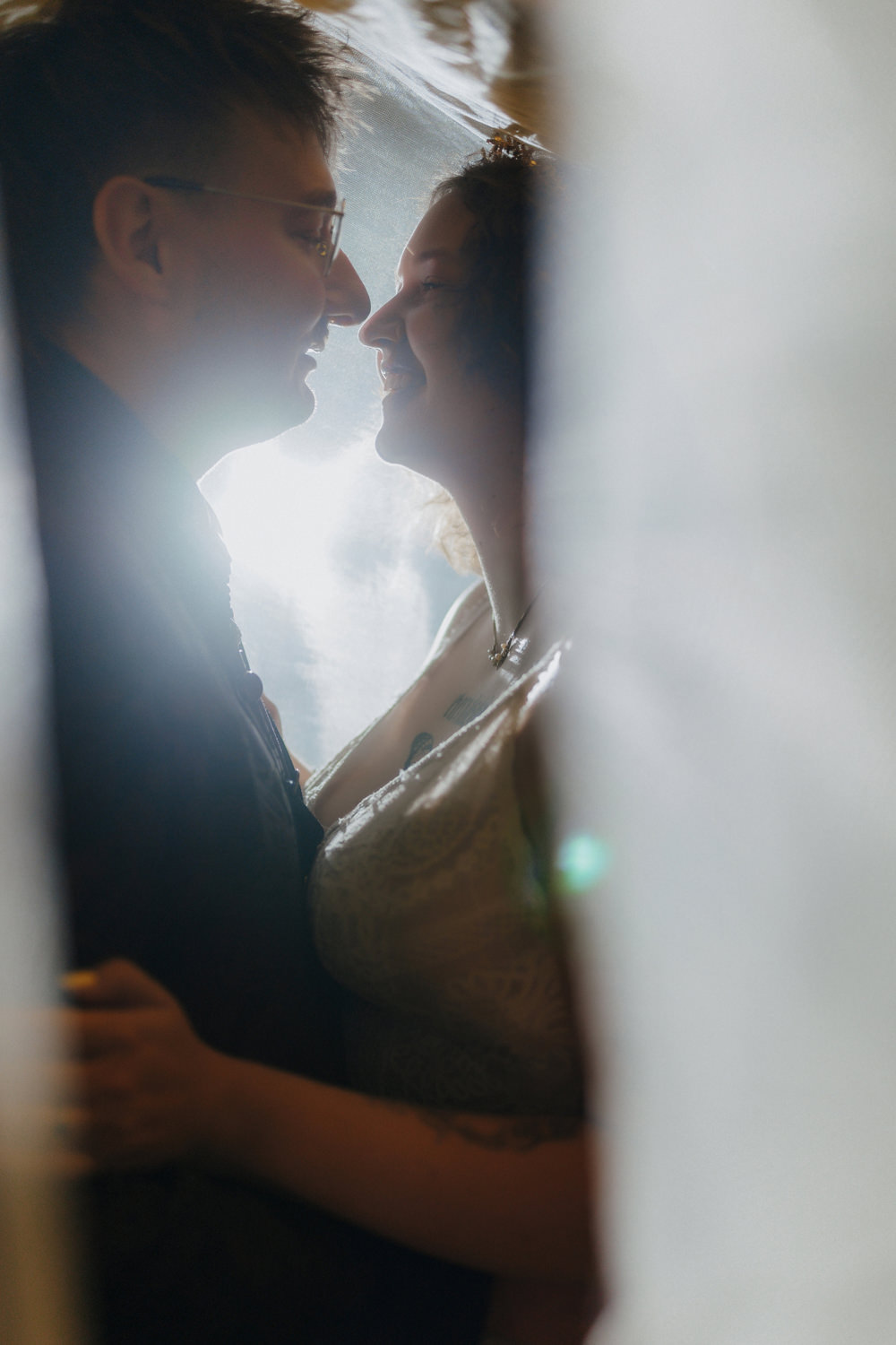 Intimer Moment Brautpaar im Licht – emotionale Hochzeitsreportage