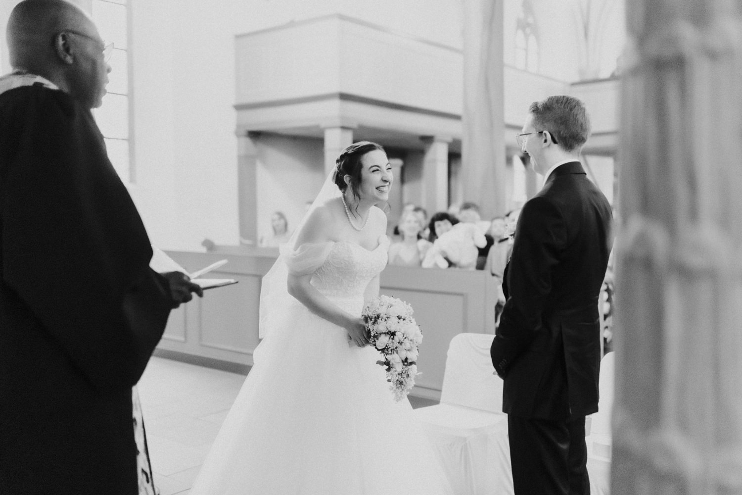 Trauung Kirche Bad Arolsen emotionale Braut lacht Hochzeitsmoment