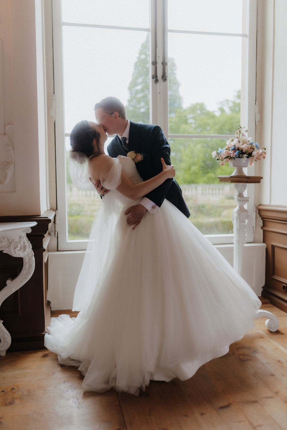 Brautpaar Shooting am Fenster Schloss Bad Arolsen romantische Pose