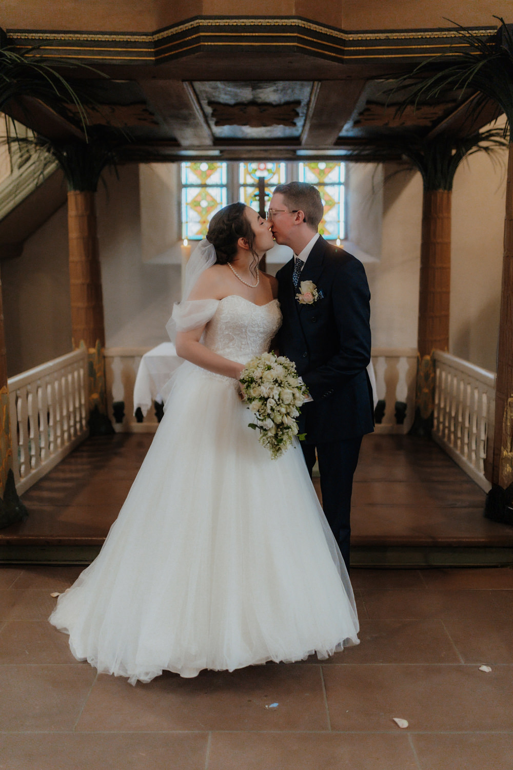 Brautpaar Kuss nach Trauung Kirche Bad Arolsen Hochzeitsfoto