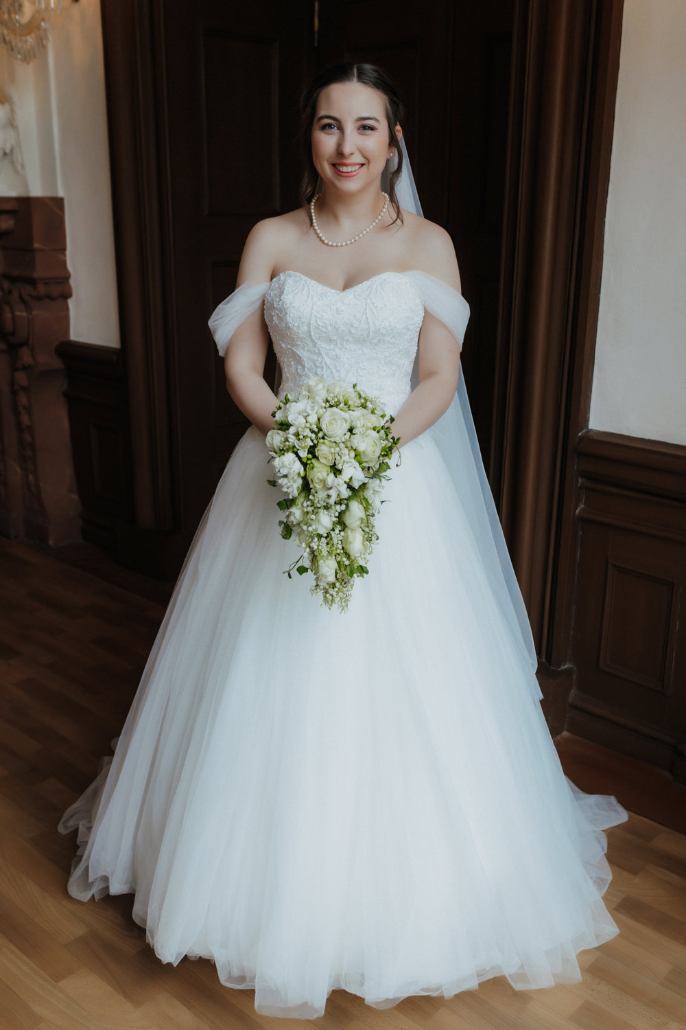 Brautportrait mit Brautstrauß im Schloss Bad Arolsen Hochzeitsfotograf