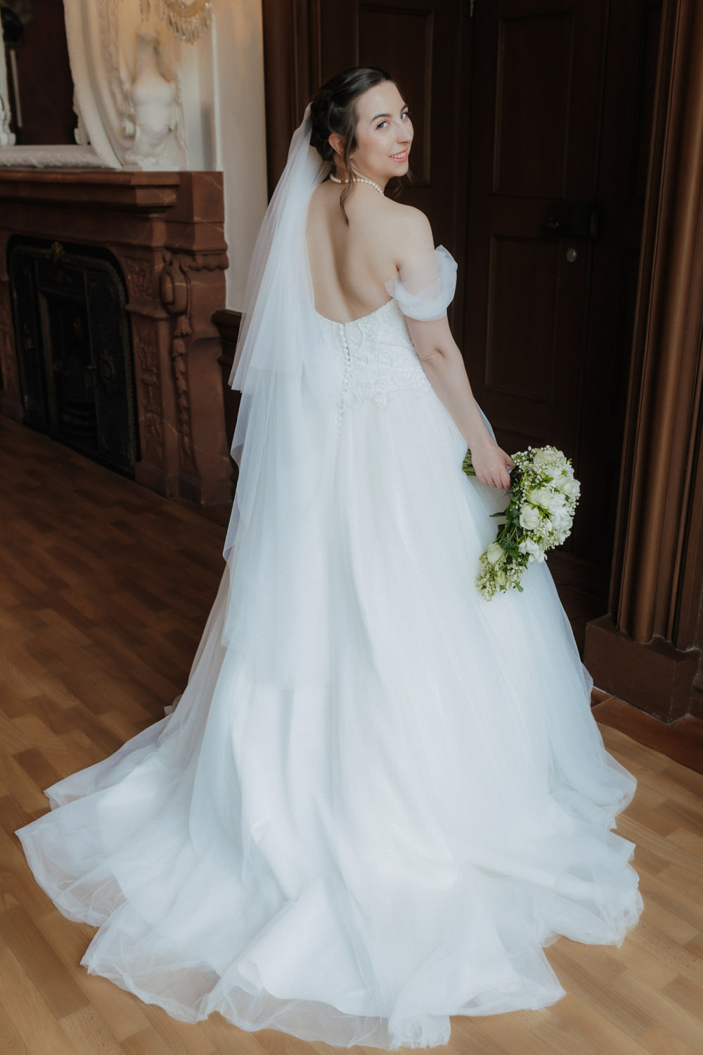 Braut Portrait Rückenansicht Kleid und Schleier Schloss Bad Arolsen