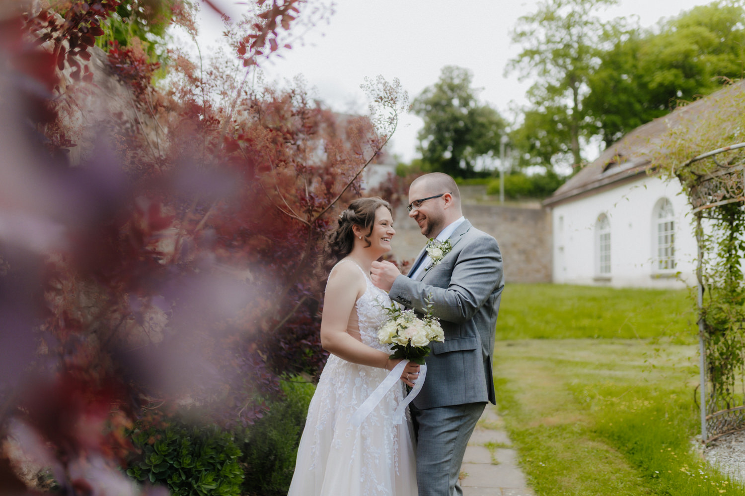 Brautpaar lacht im Garten – natürliche Hochzeitsbilder Paderborn