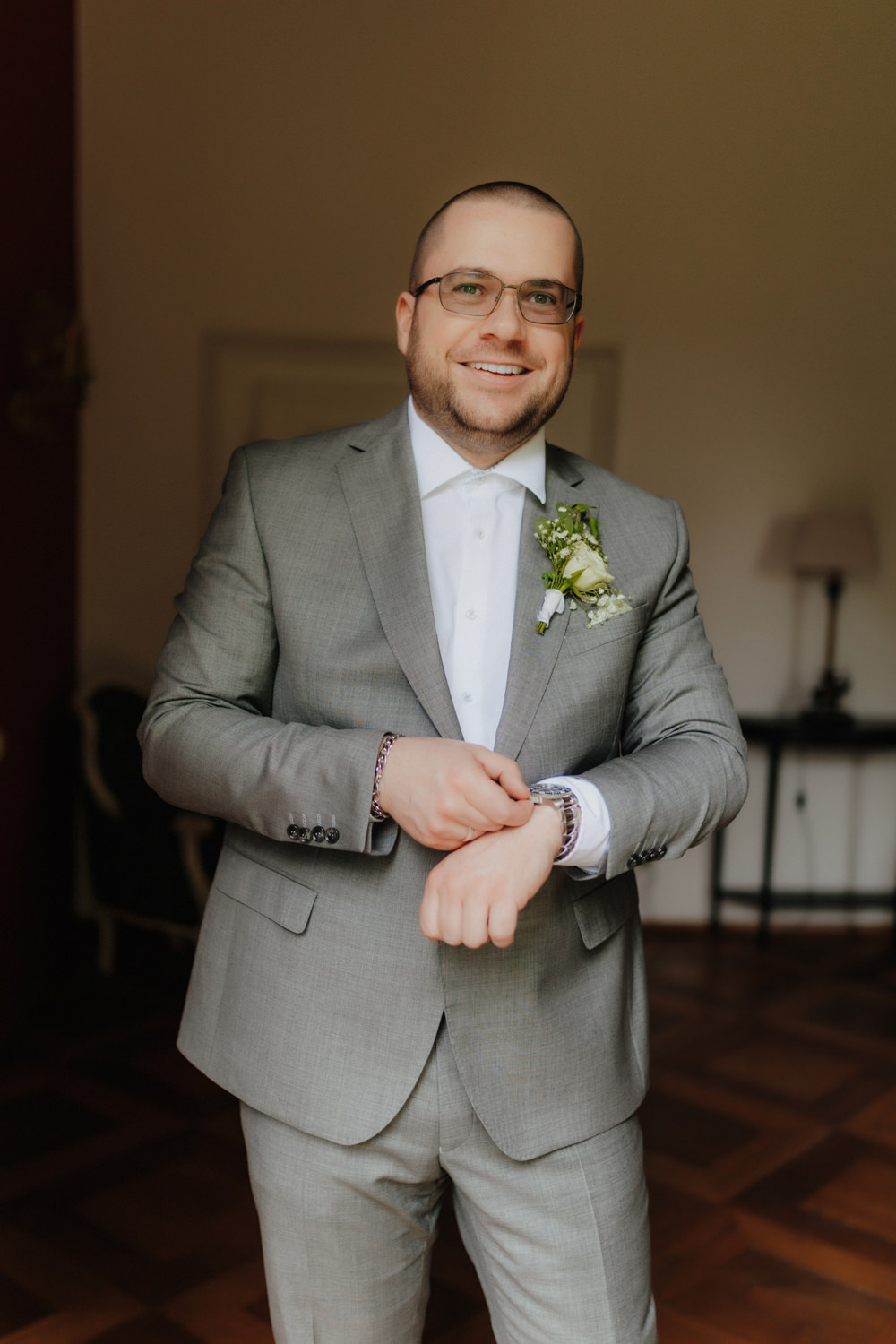 Bräutigam Portrait beim Getting Ready – Hochzeitsfotograf Gehrden