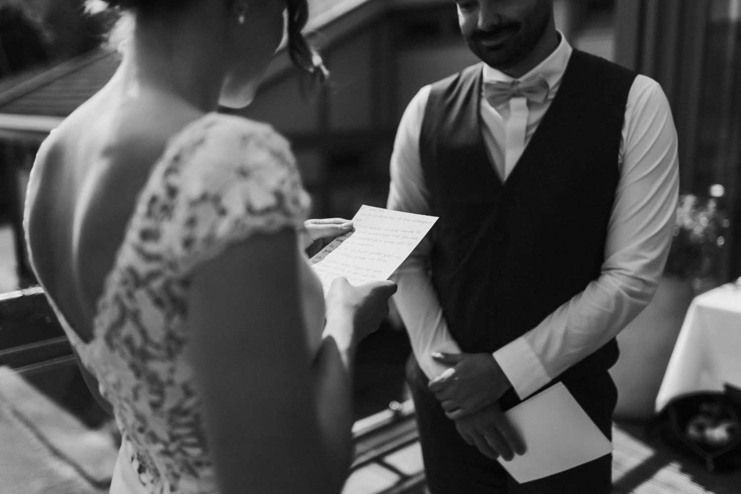 Braut liest Eheversprechen bei freier Trauung intime Hochzeit