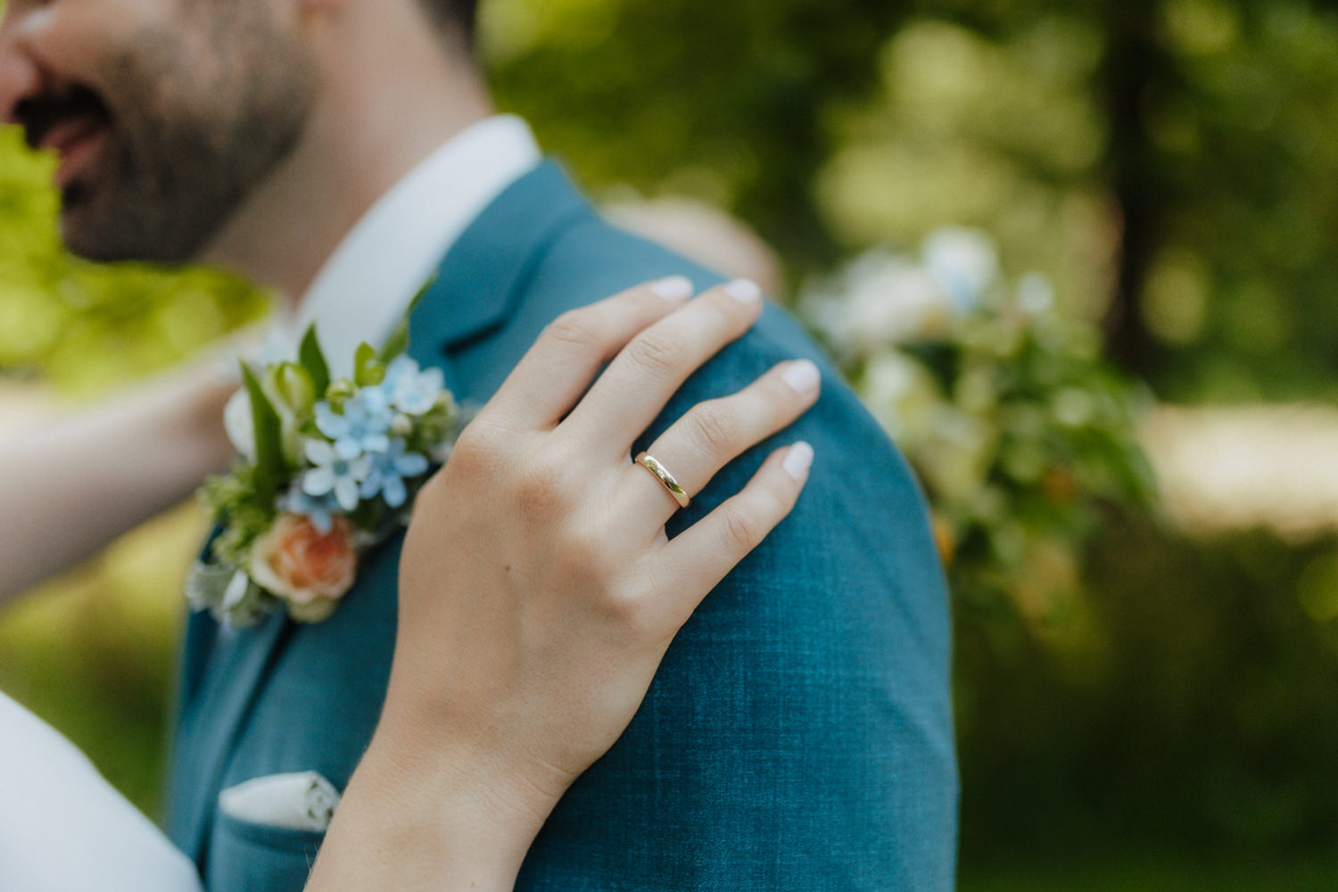 Detail Ehering Braut Hand auf Anzug Bräutigam Hochzeit
