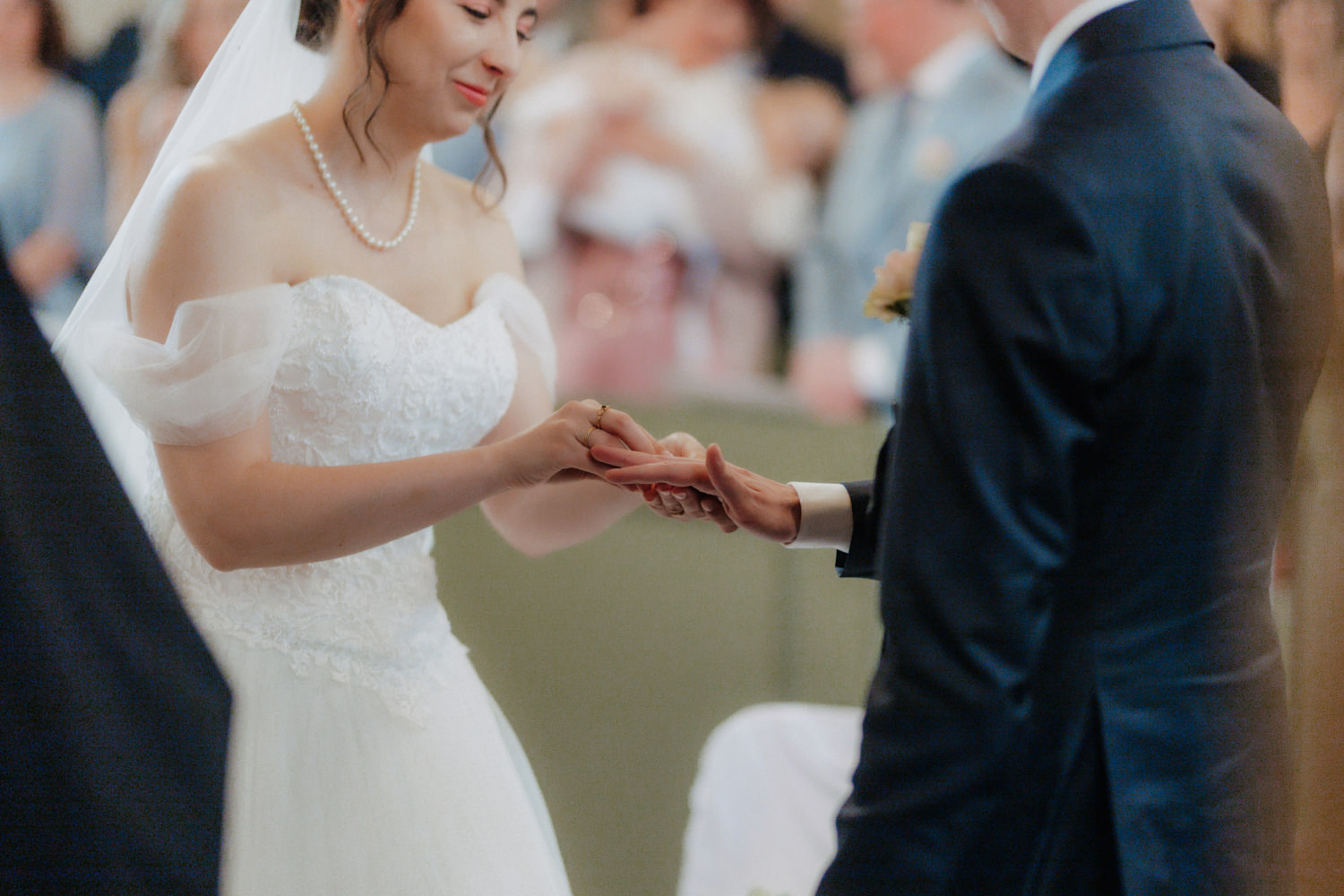 Ringtausch bei Trauung emotionale Hochzeit Kirche Bad Arolsen